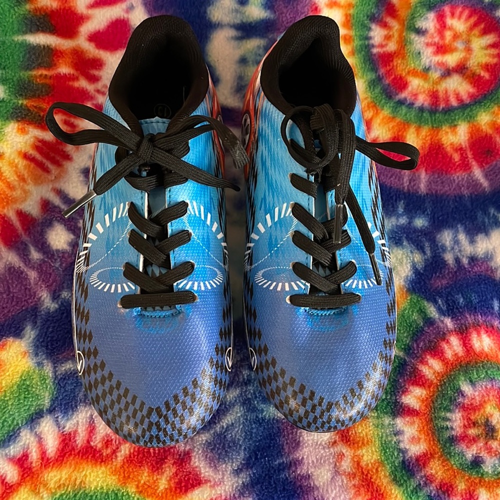 Like new youth size 13c soccer cleats - Vizari race car design